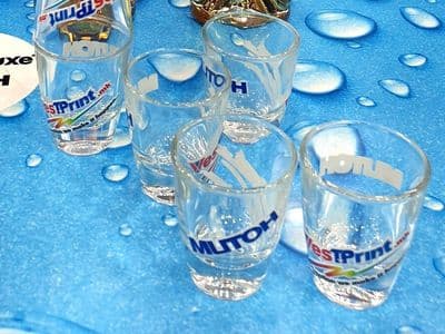Мали стаклени чашки со печатени логоа