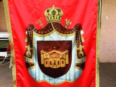 Црвено црковно знаме со грб