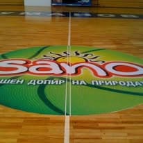 Подна графика со лого на сок на спортски терен