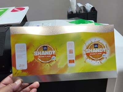 Печатена етикета за сок од портокал во рака