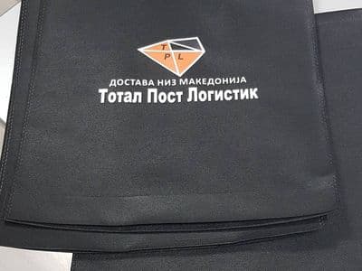 Црна платнена торба со печатено лого на курирска компанија