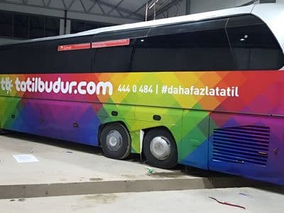 Автобус обложен со винил во боите на виножитото