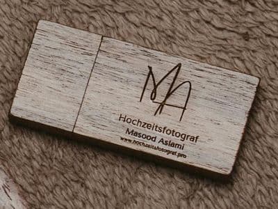 Дрвен USB со гравирано лого на фотограф